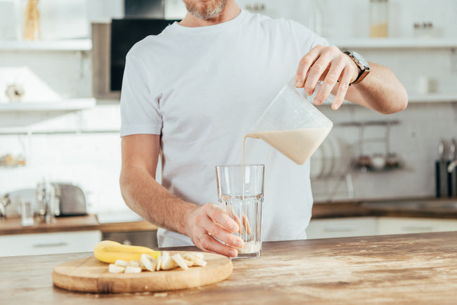 Ein Proteinshake vor dem Schlafengehen: Ist das eine gute Idee?