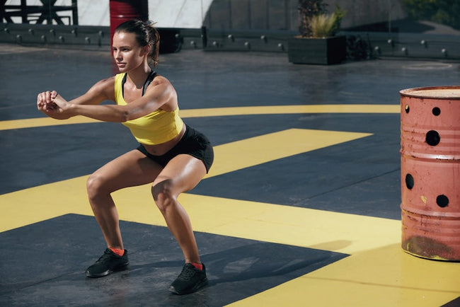 Come gli squat con i talloni sollevati ti aiutano ad allenarti meglio, costruire più muscoli e muoverti con una forma migliore