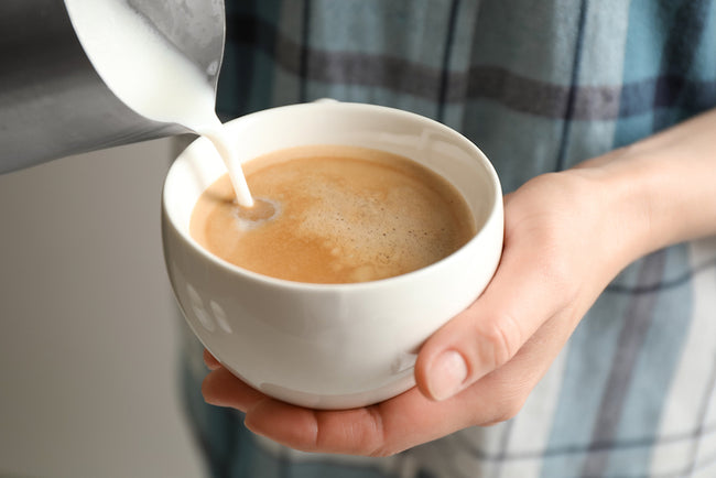 Kann man Proteinpulver in Kaffee geben?